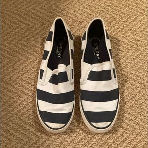 Sperry navy and white striped canvas shoe great for boating in good condition